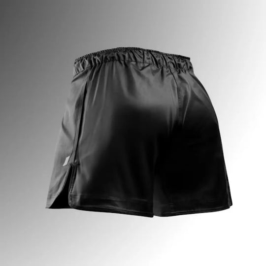 Achteraanzicht van zwarte Hayabusa fightshorts met subtiele splitdetails aan de zijkant.