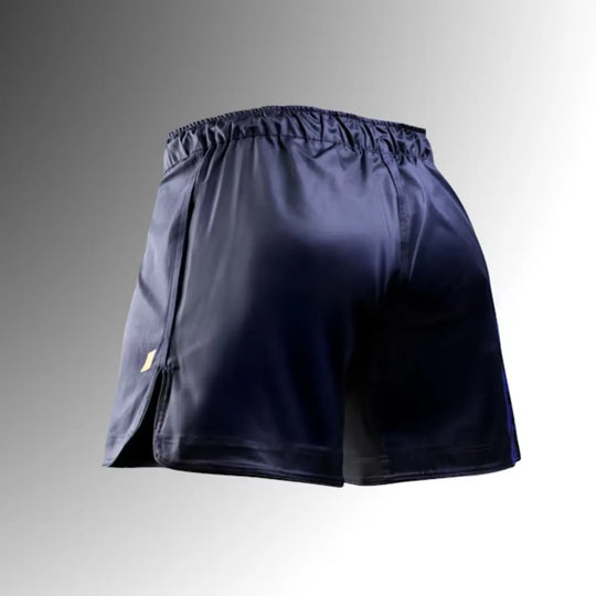 Hayabusa fightshorts in donkerblauw, achteraanzicht met elastische tailleband, gefotografeerd tegen grijze achtergrond.