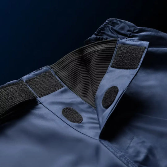 Close-up van de sluiting met klittenband en elastische tailleband van blauwe Hayabusa MMA fightshorts.