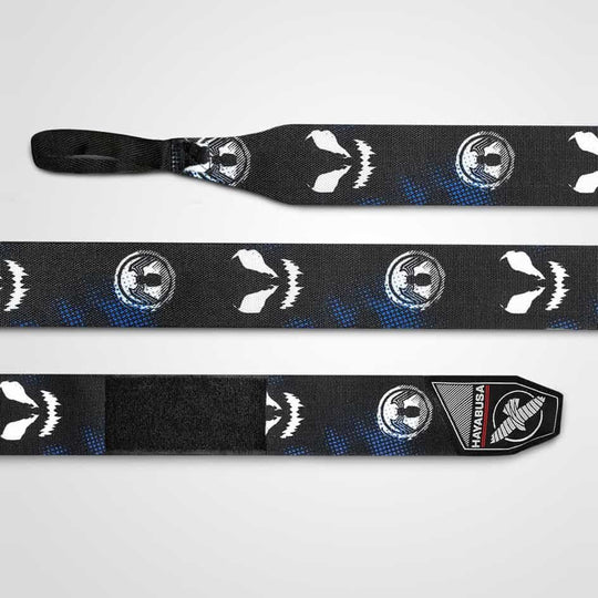 Drie segmenten van een uitgerolde zwarte handbandage, met een blauw/wit Symbiote patroon, inclusief de duimlus en de Hayabusa klittenbandsluiting.