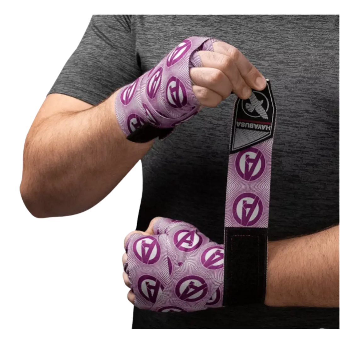 Man wikkelt paarse Hayabusa Marvel Hero Elite handwrap met Avenger-logo om zijn pols