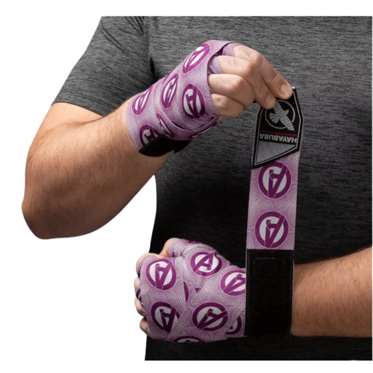 Man wikkelt paarse Hayabusa Marvel Hero Elite handwrap met Avenger-logo om zijn pols