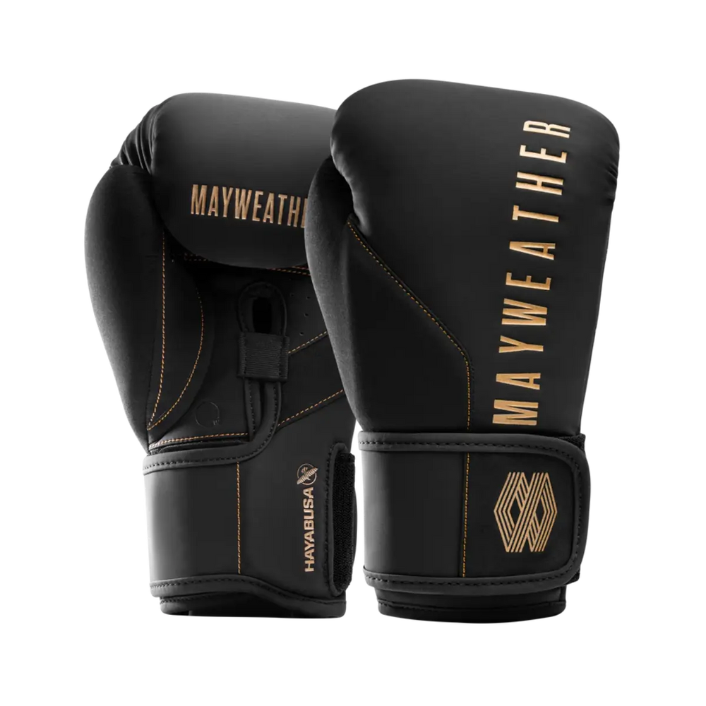 Zwarte Hayabusa Mayweather bokshandschoenen met klittenbandsluiting, goudkleurige accenten en gestileerde MAYWEATHER branding aan buitenzijde.