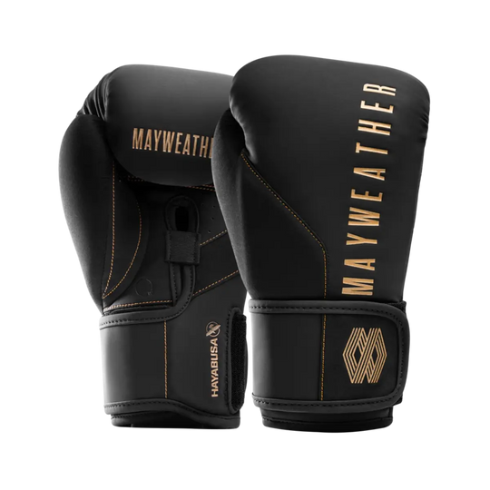 Zwarte Hayabusa Mayweather bokshandschoenen met klittenbandsluiting, goudkleurige accenten en gestileerde MAYWEATHER branding aan buitenzijde.
