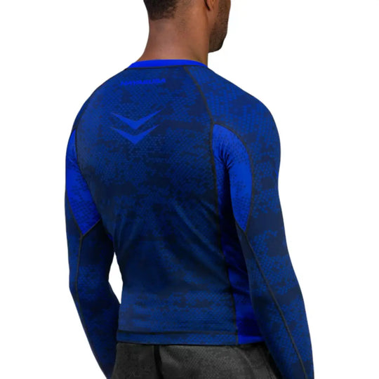 Achterkant van de Hayabusa Ranked Long Sleeve Rash Guard in blauw, met logo en naaddetails zichtbaar