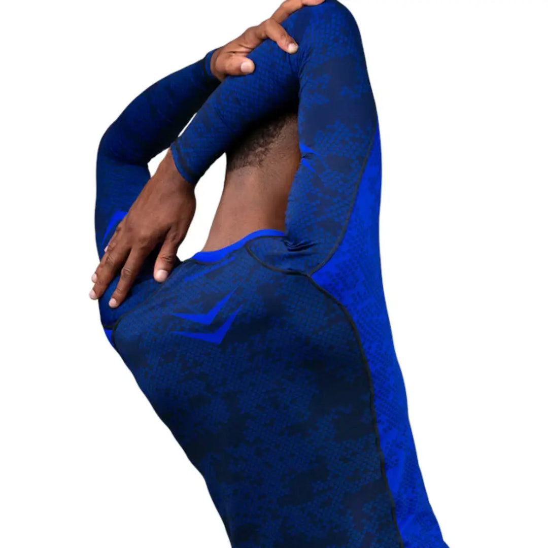 Close-up van de achterkant van de Hayabusa Ranked Long Sleeve Rash Guard in blauw, met zicht op logo en stofstructuur