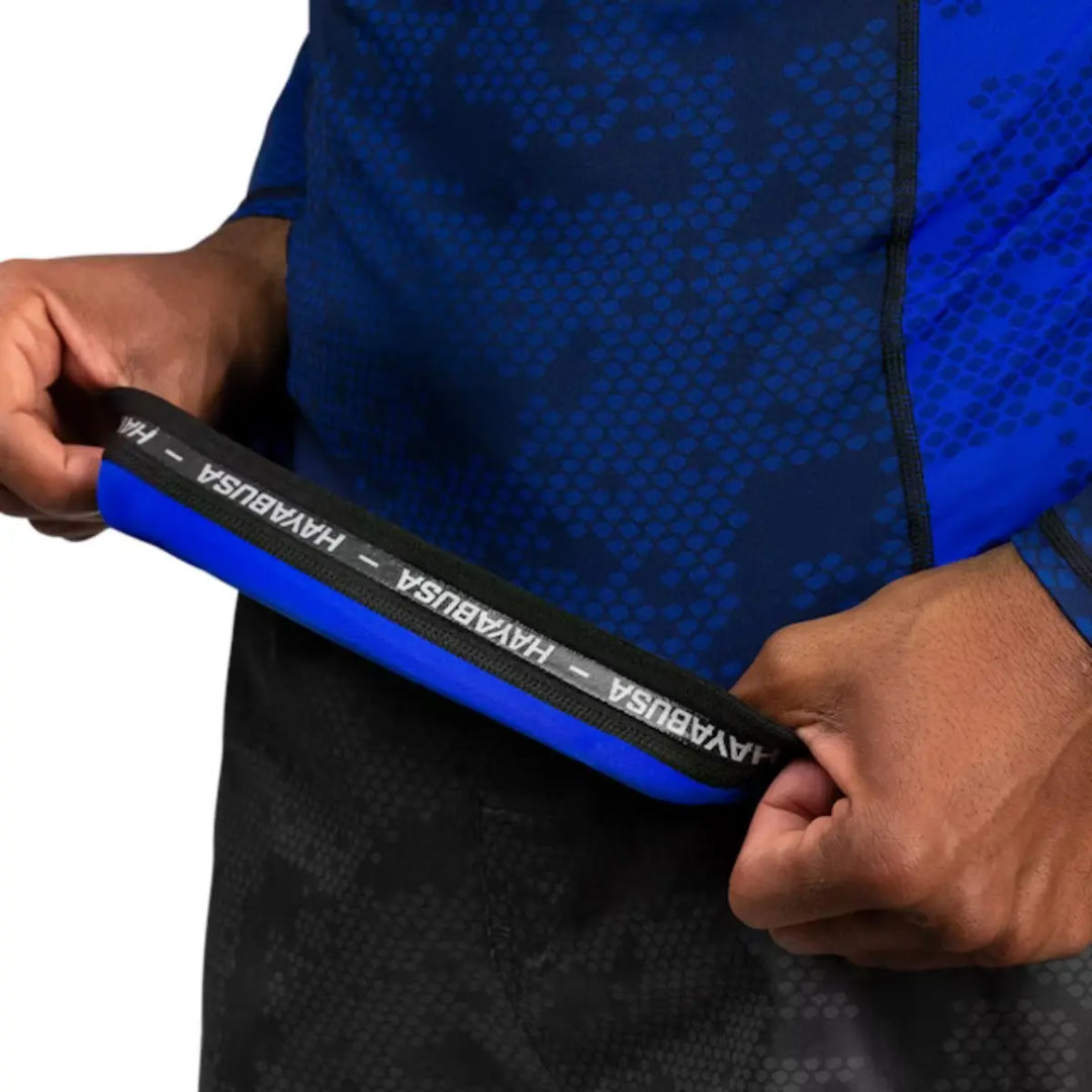 Onderkant van de Hayabusa Ranked Long Sleeve Rash Guard in blauw, met zicht op zoom en stiknaden