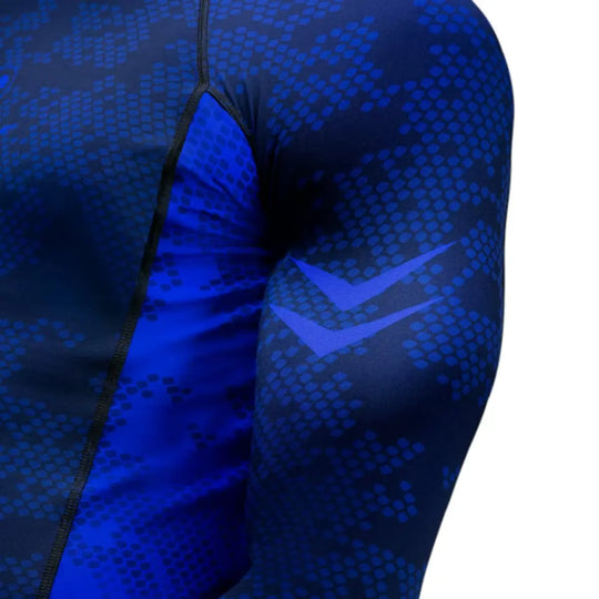 Zijkant van de Hayabusa Ranked Long Sleeve Rash Guard in blauw, met ademend materiaal en logo zichtbaar
