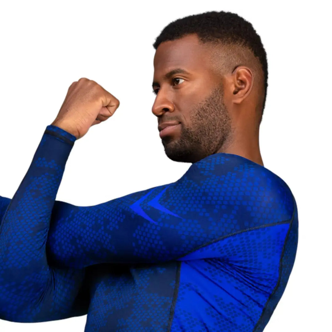 Zijkant van de Hayabusa Ranked Long Sleeve Rash Guard in blauw, met focus op het ademende materiaal en logo