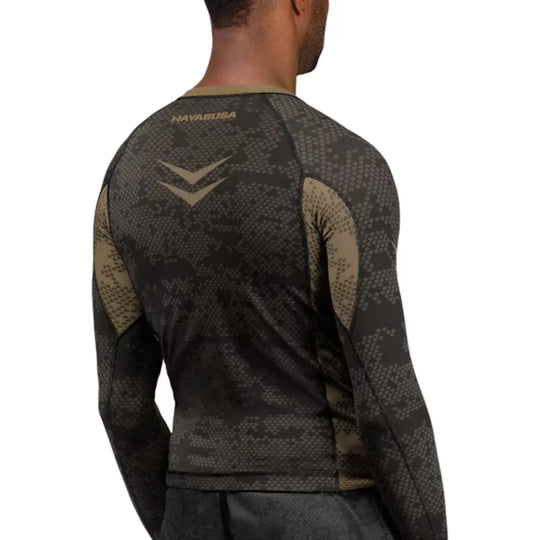 Achterkant van de Hayabusa Ranked Long Sleeve Rash Guard in bruin, met logo en naaddetails zichtbaar