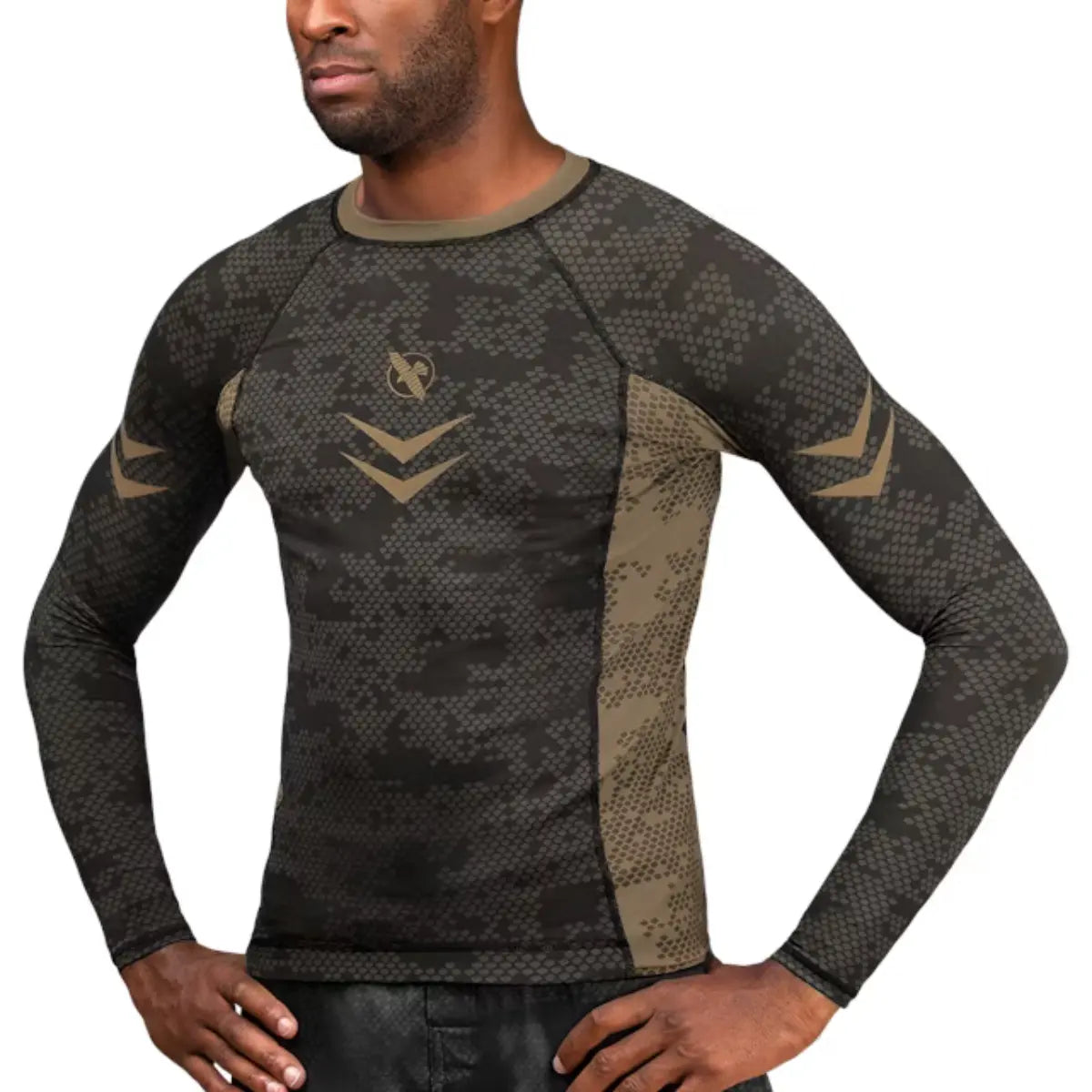 Voorkant van de Hayabusa Ranked Long Sleeve Rash Guard in bruin, met strak design en logo