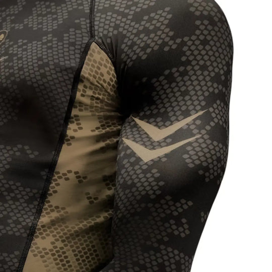 Zijkant van de Hayabusa Ranked Long Sleeve Rash Guard in bruin, met ademend materiaal en logo zichtbaar