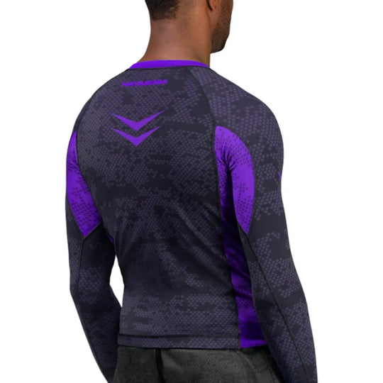 Achterkant van de Hayabusa Ranked Long Sleeve Rash Guard in paars, met zichtbaar logo en naaddetails