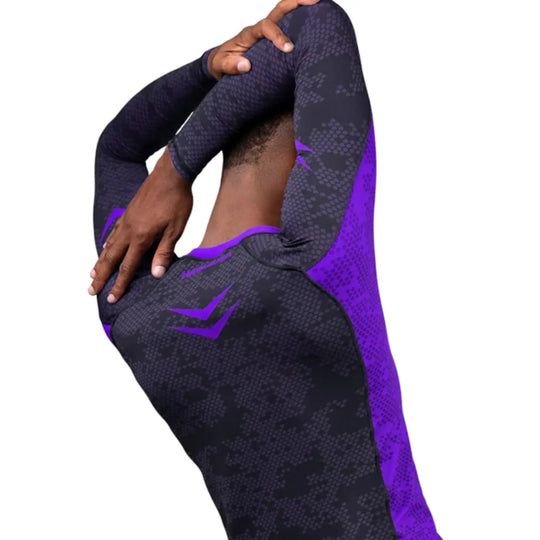 Close-up van de achterkant van de Hayabusa Ranked Long Sleeve Rash Guard in paars, met zicht op logo en stofstructuur