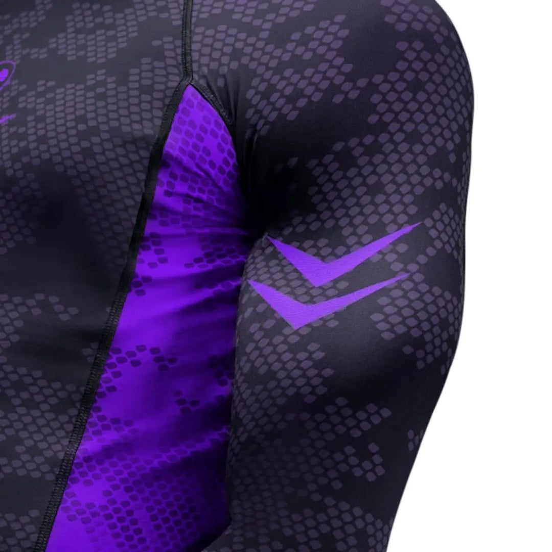 Zijkant van de Hayabusa Ranked Long Sleeve Rash Guard in paars, met ademend materiaal en logo