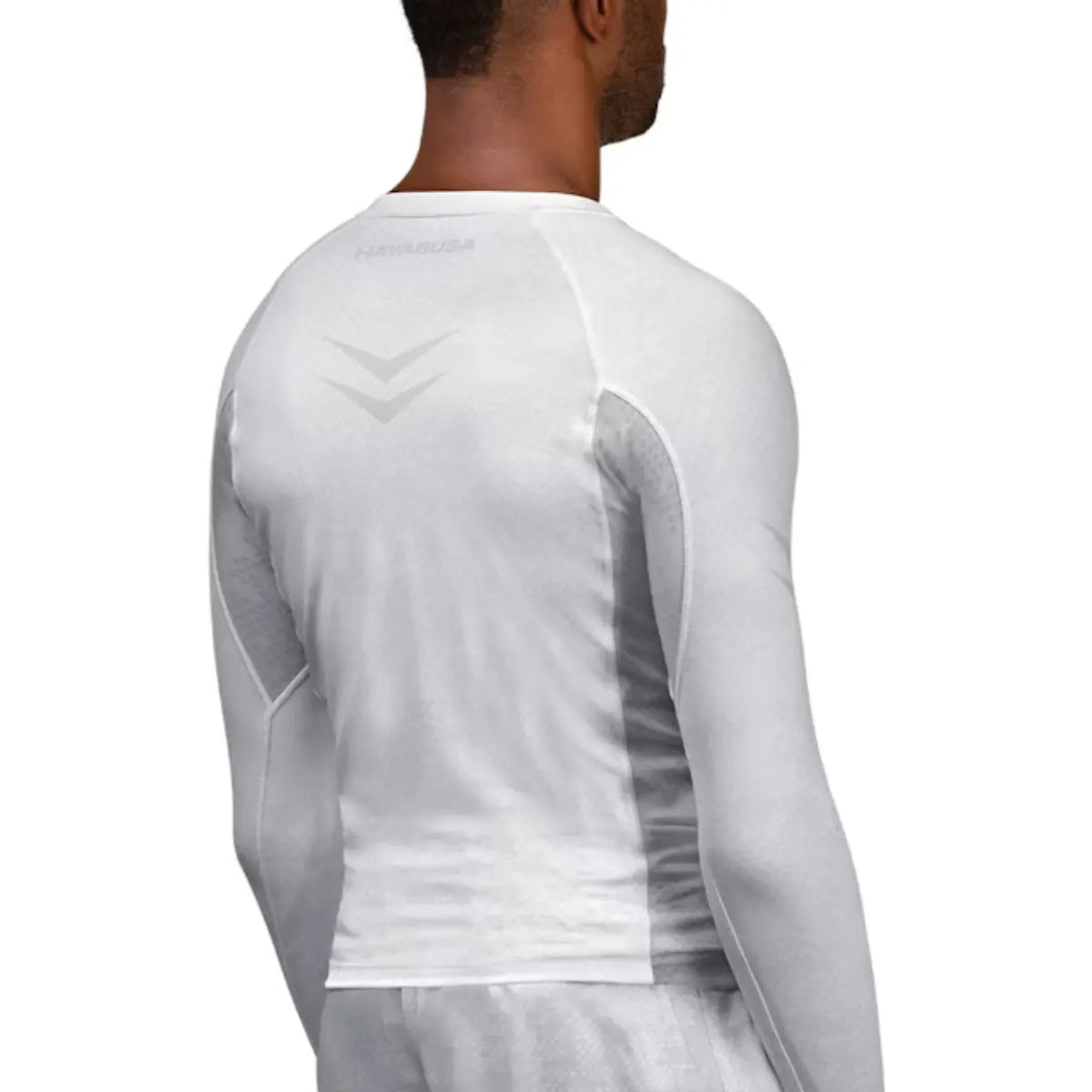 Achterkant van de Hayabusa Ranked Long Sleeve Rash Guard in wit, met zichtbaar logo en naaddetails