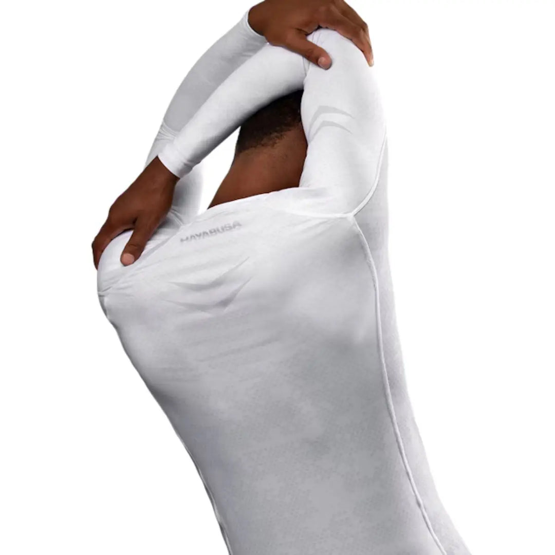 Zijkant van de Hayabusa Ranked Long Sleeve Rash Guard in wit, met ademend materiaal en logo zichtbaar