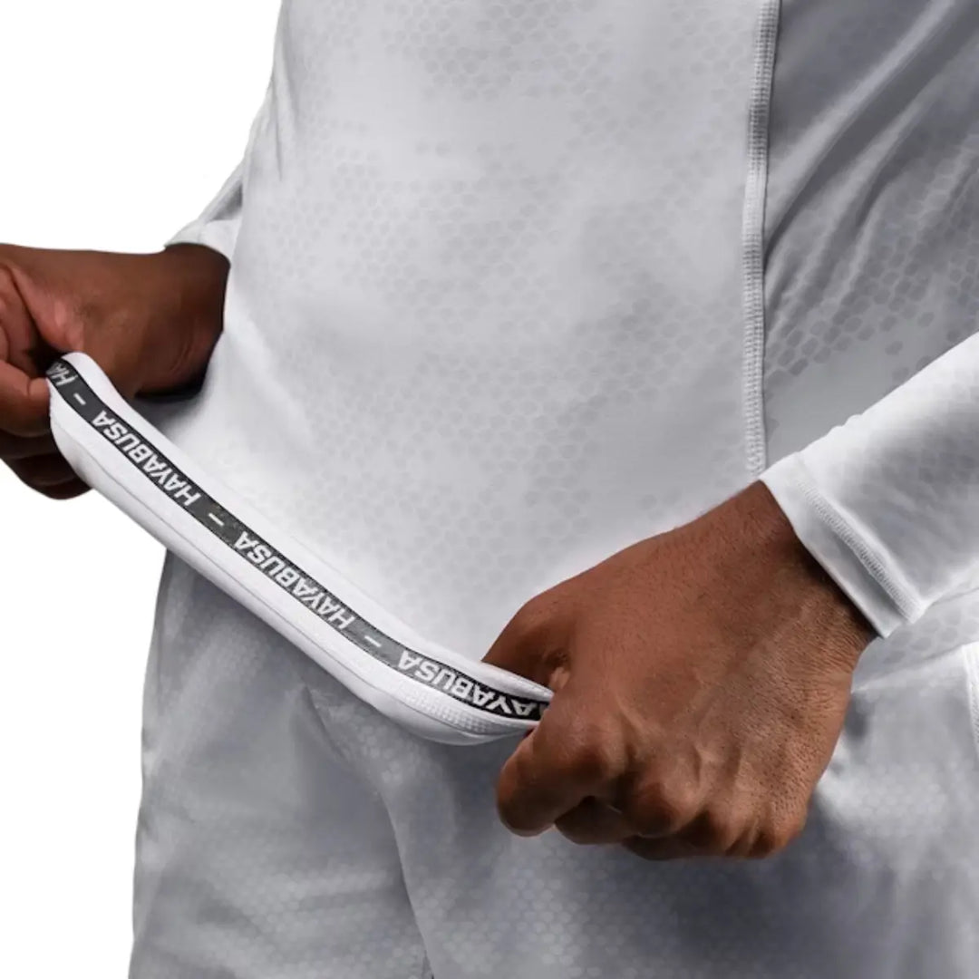 Onderkant van de Hayabusa Ranked Long Sleeve Rash Guard in wit, met zicht op zoom en stiknaden