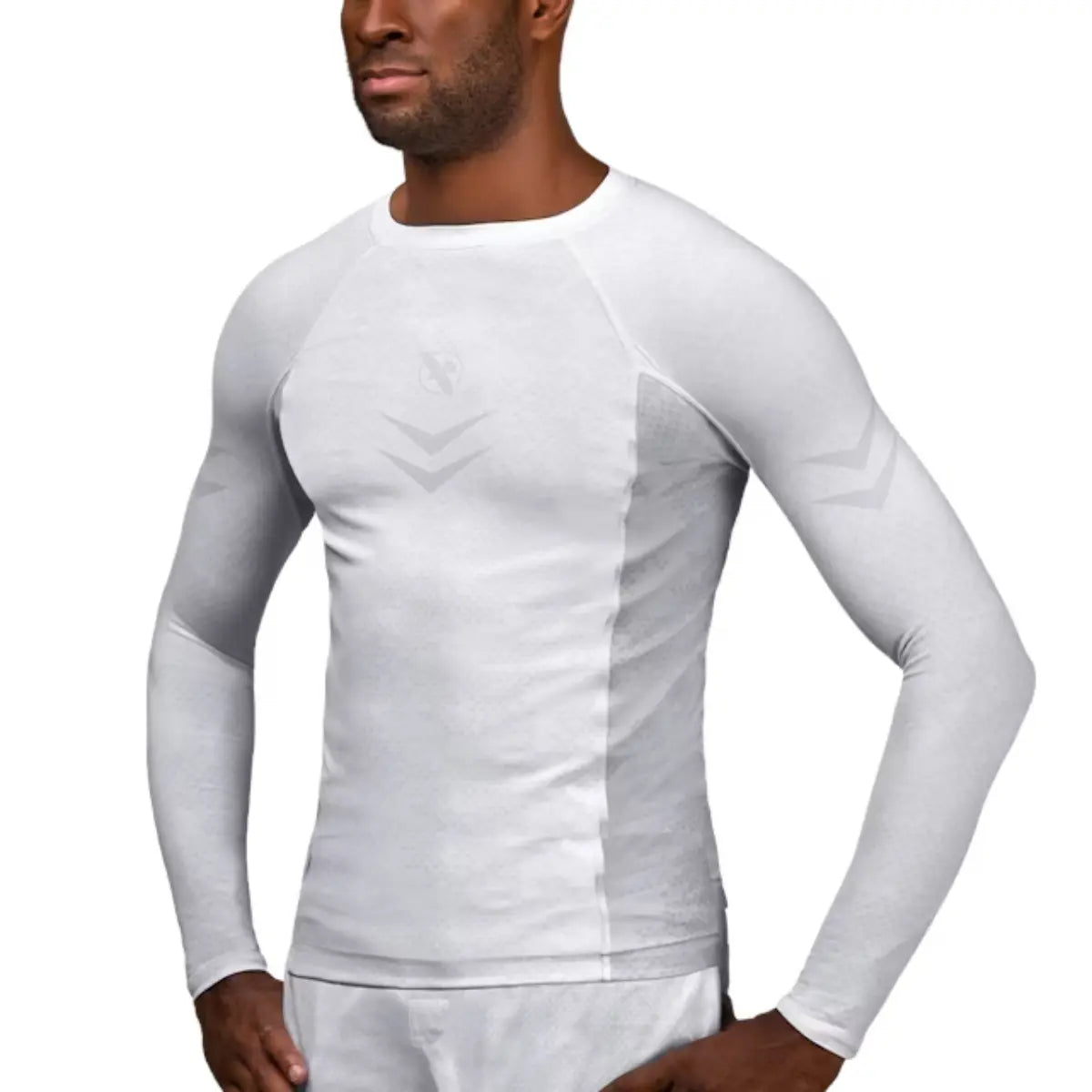 Voorkant van de Hayabusa Ranked Long Sleeve Rash Guard in wit, met strak design en logo