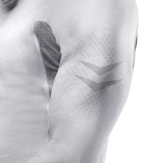 Zijkant van de Hayabusa Ranked Long Sleeve Rash Guard in wit, met focus op ademend materiaal en logo