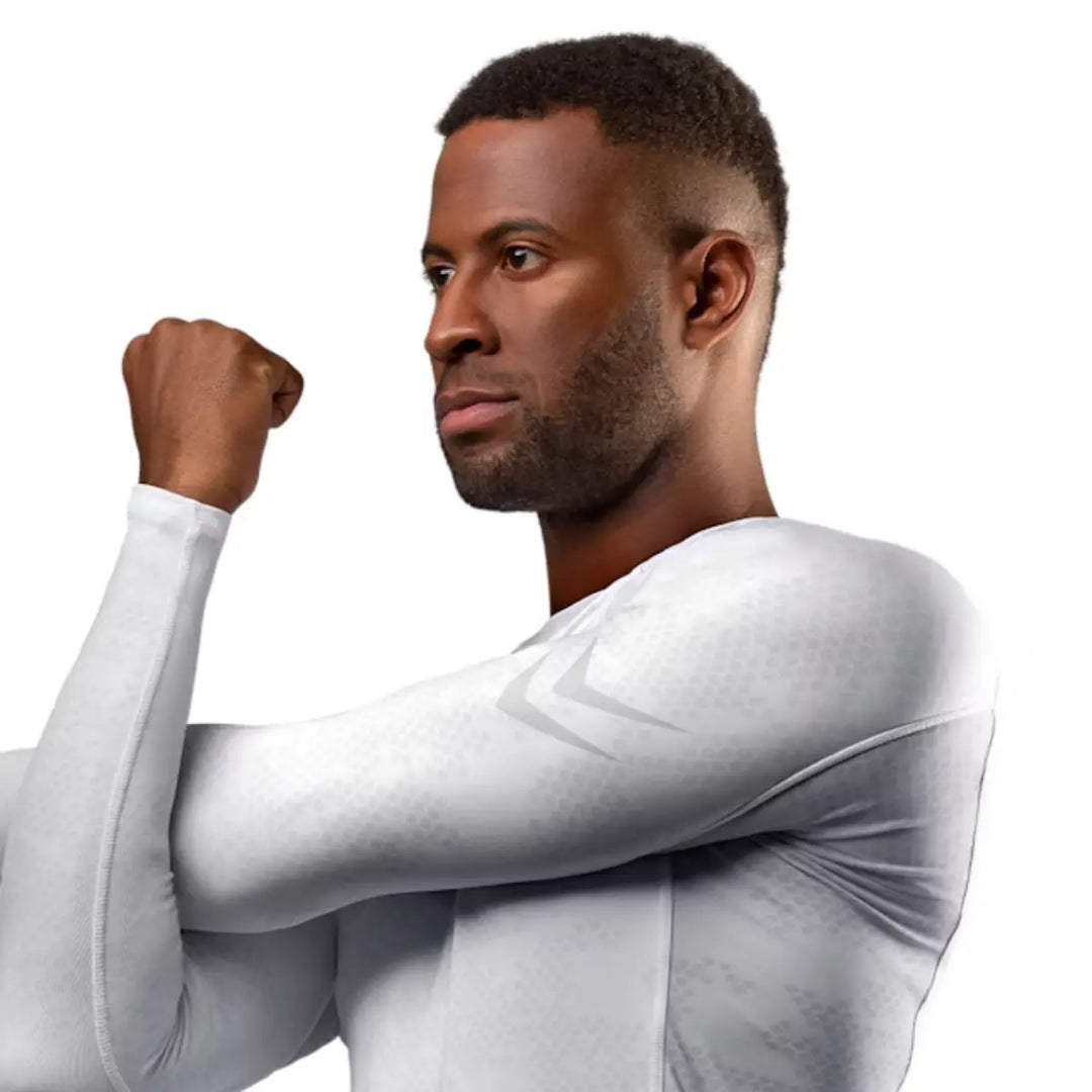 Derde zijkant van de Hayabusa Ranked Long Sleeve Rash Guard in wit, met details van stof en logo zichtbaar