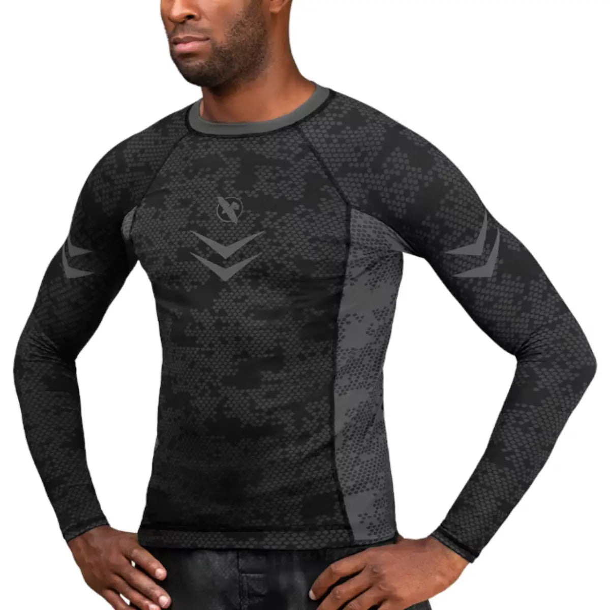 Hayabusa Ranked Long Sleeve Rash Guard in zwart, close-up van het strakke compressieshirt