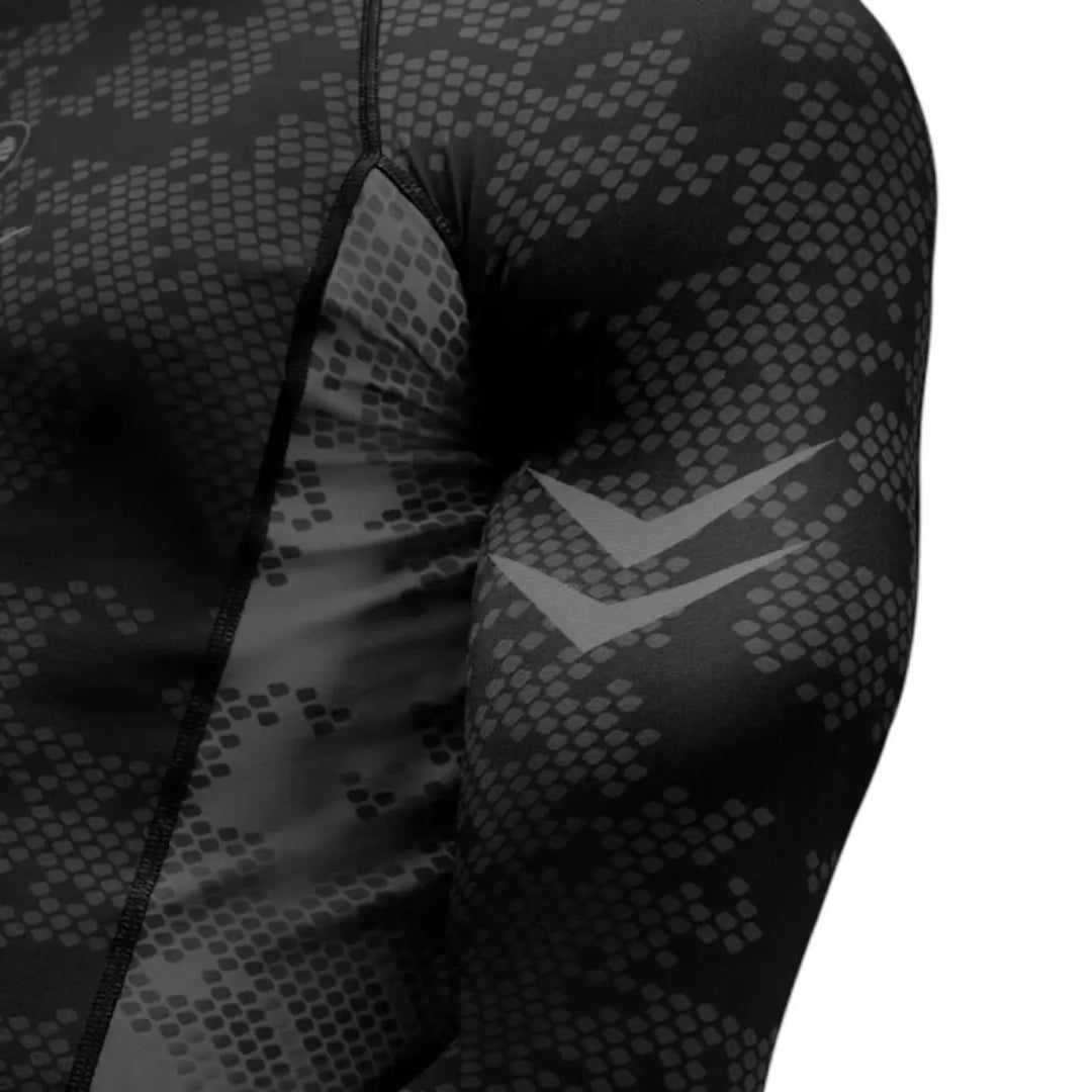 Zijkant van de Hayabusa Ranked Long Sleeve Rash Guard in zwart, met details van het materiaal en logo