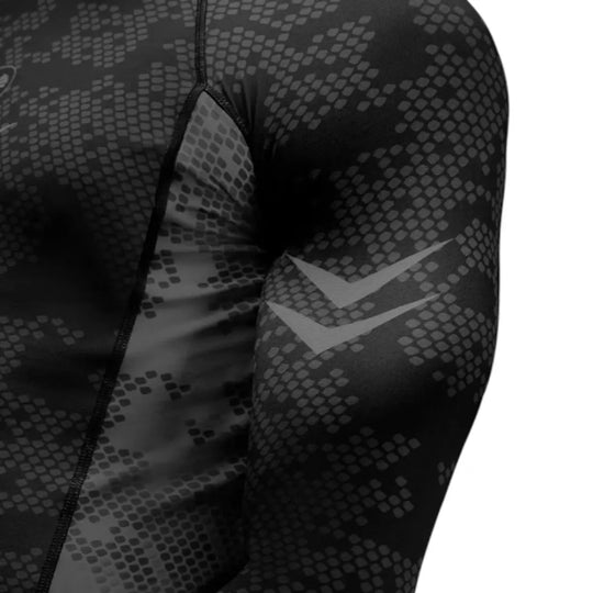 Zijkant van de Hayabusa Ranked Long Sleeve Rash Guard in zwart, met details van het materiaal en logo