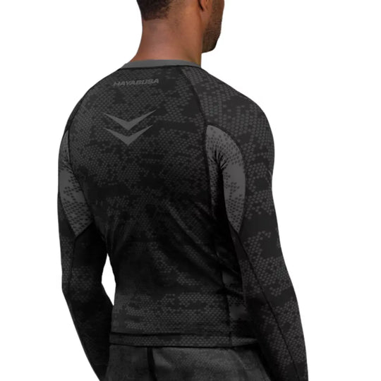 Achterkant van de Hayabusa Ranked Long Sleeve Rash Guard in zwart, met zichtbaar logo en design
