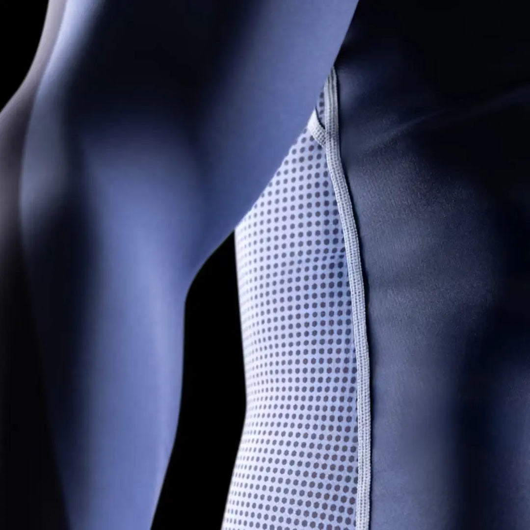 Detail van blauwe Hayabusa rashguard met ademend mesh-paneel en gestikte naden
