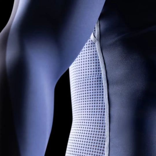 Detail van blauwe Hayabusa rashguard met ademend mesh-paneel en gestikte naden