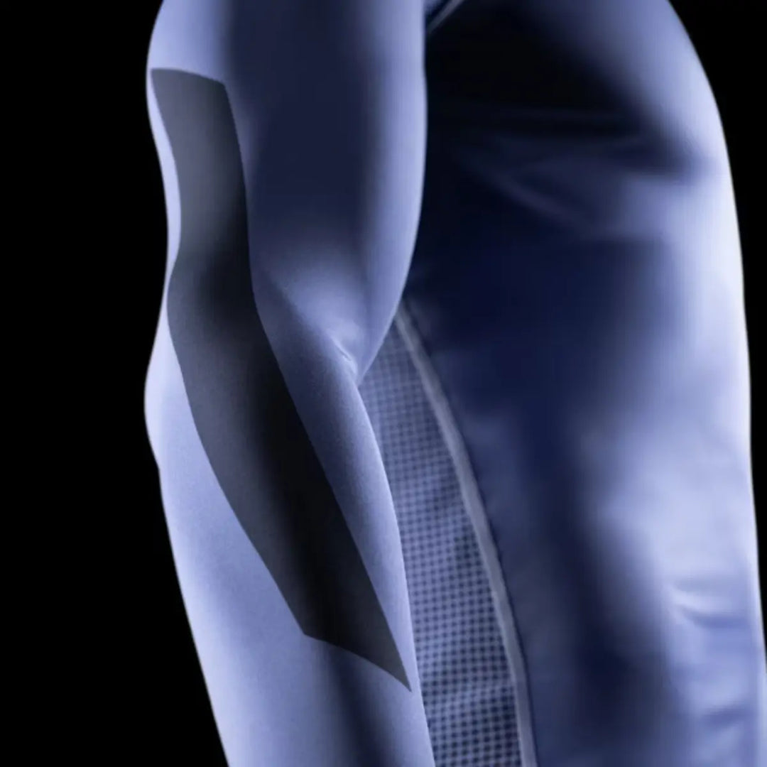Close-up van een strak sportshirt met gestroomlijnd ontwerp en ademend meshmateriaal langs de zijkant voor optimale ventilatie tijdens training.









