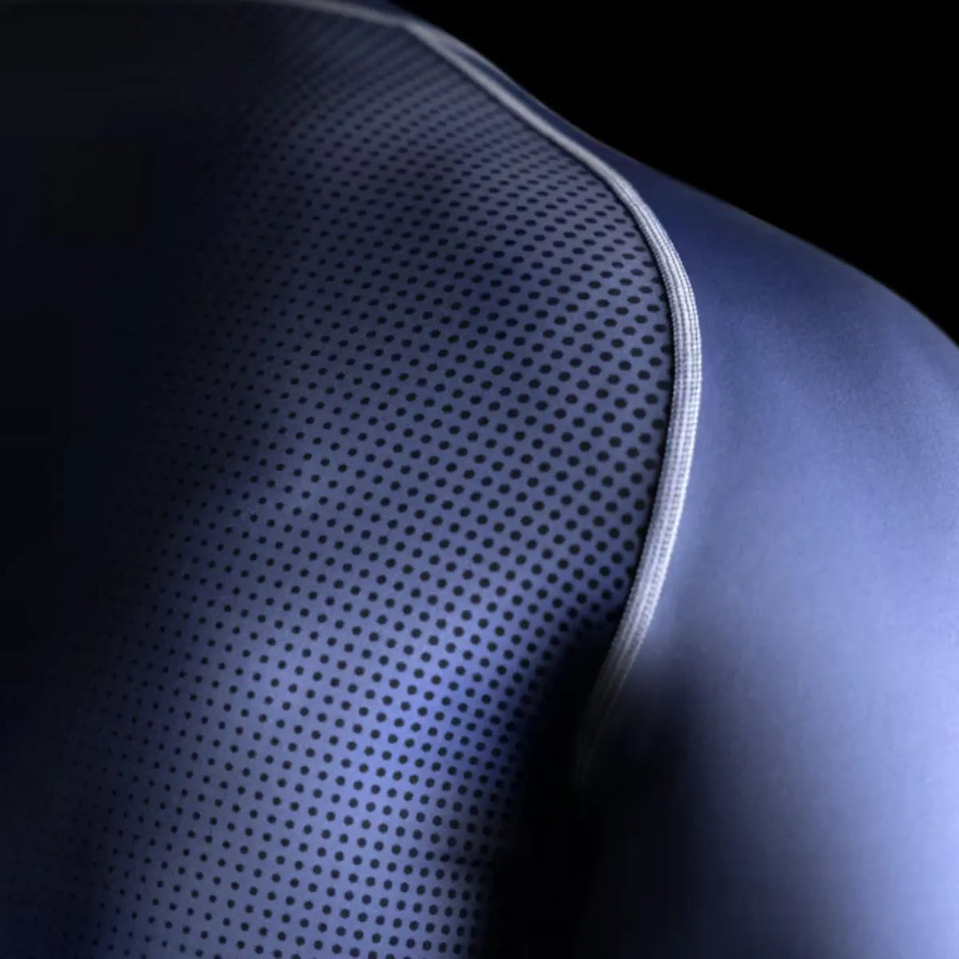 Close-up van de blauwe Hayabusa rashguard met ademende mesh-panelen en stevige naden