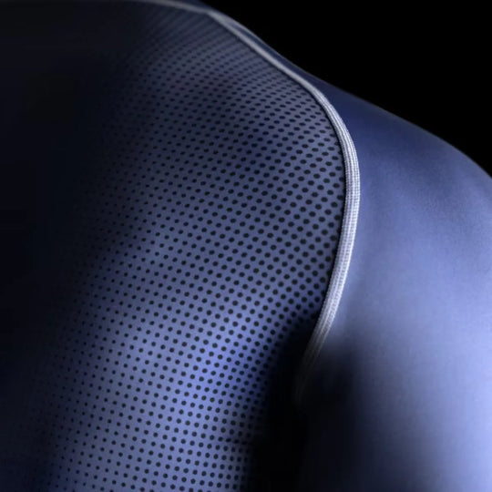 Close-up van de blauwe Hayabusa rashguard met ademende mesh-panelen en stevige naden