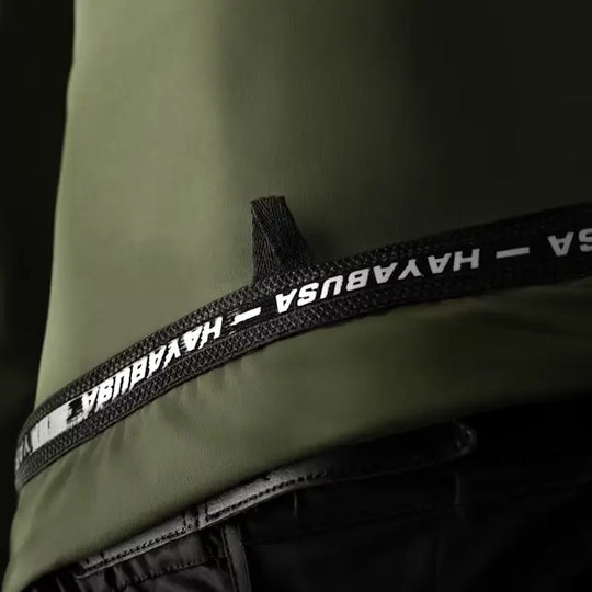 close-up van de binnenkant van de onderrand van een groene Hayabusa rashguard