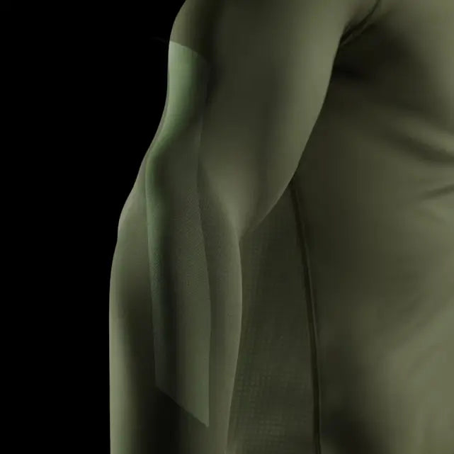 close-up van de lange mouw van een groene Hayabusa rashguard op zwarte achtergrond