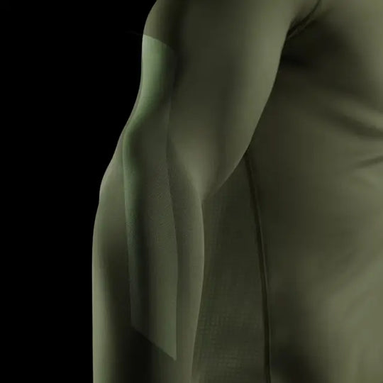 close-up van de lange mouw van een groene Hayabusa rashguard op zwarte achtergrond