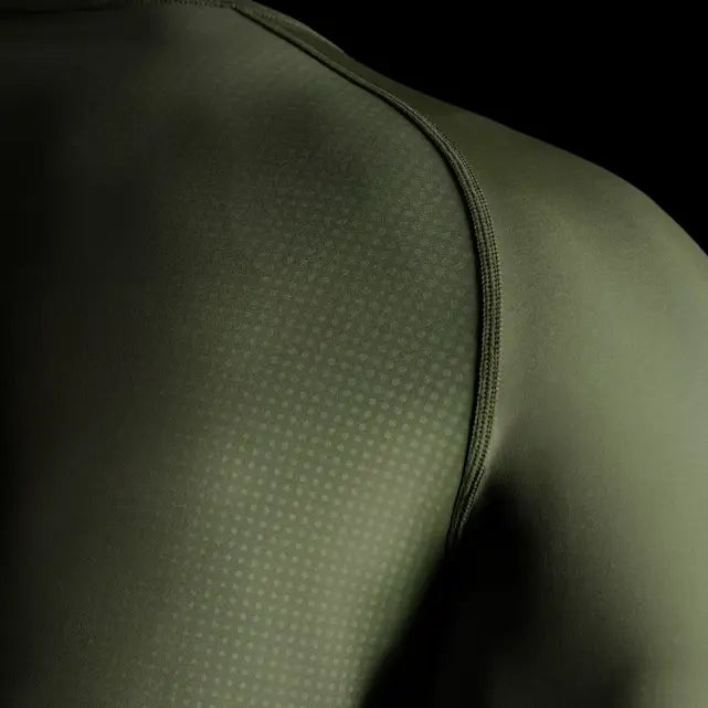 close-up van de schouder en een deel van de borst van een groene Hayabusa rashguard met zichtbare stiksels
