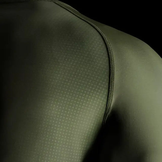 close-up van de schouder en een deel van de borst van een groene Hayabusa rashguard met zichtbare stiksels