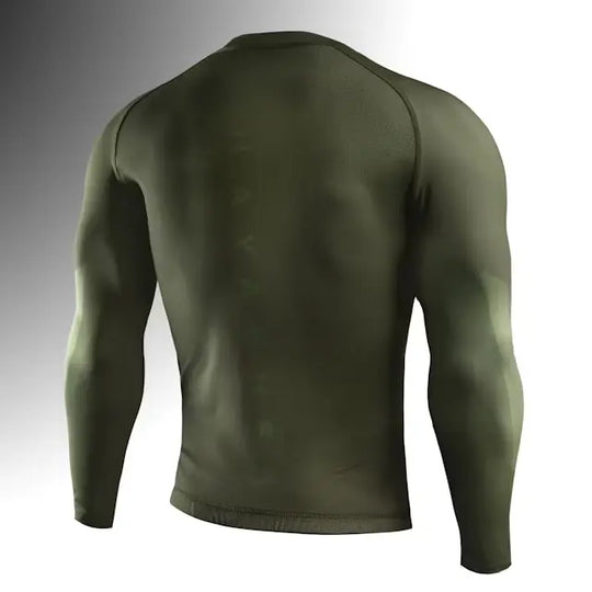 volledige achterkant van een groene Hayabusa rashguard met wazige verticale Hayabusa-letters