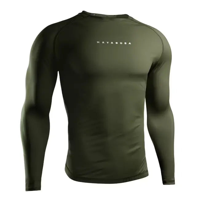 volledige voorkant van een groene Hayabusa rashguard met kleine horizontale Hayabusa-letters op de borst