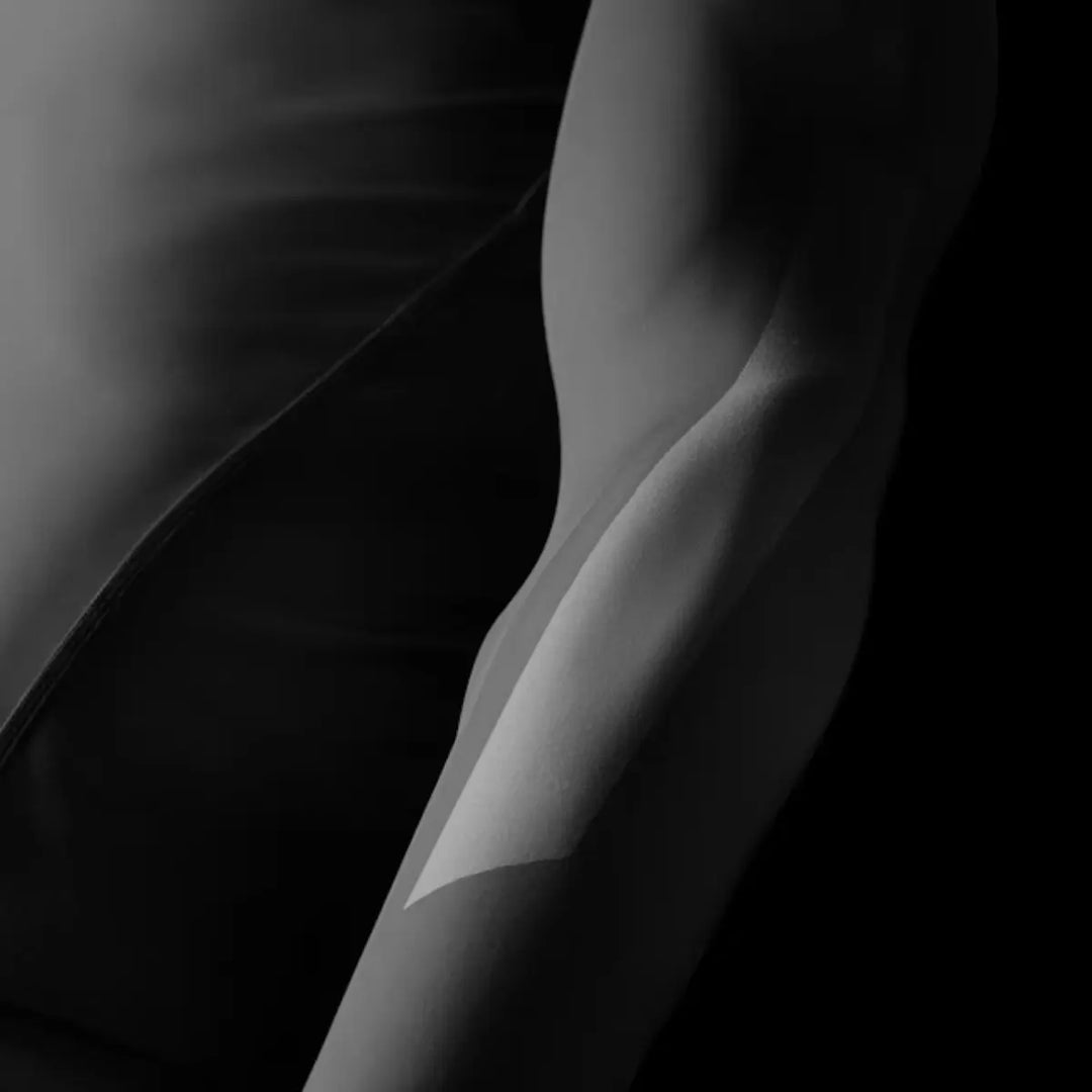 Close-up van de zwarte Hayabusa Core rashguard met lange mouwen, gefocust op de arm met subtiel bedrukt detail.