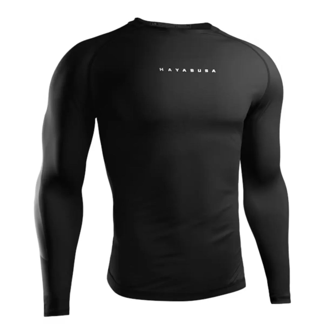Zwarte Hayabusa Core rashguard met lange mouwen en minimalistisch logo op de borst.