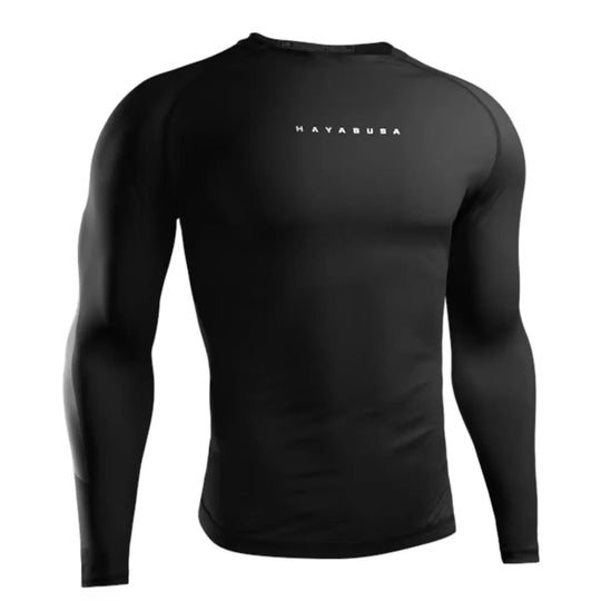 Zwarte Hayabusa Core rashguard met lange mouwen en minimalistisch logo op de borst.