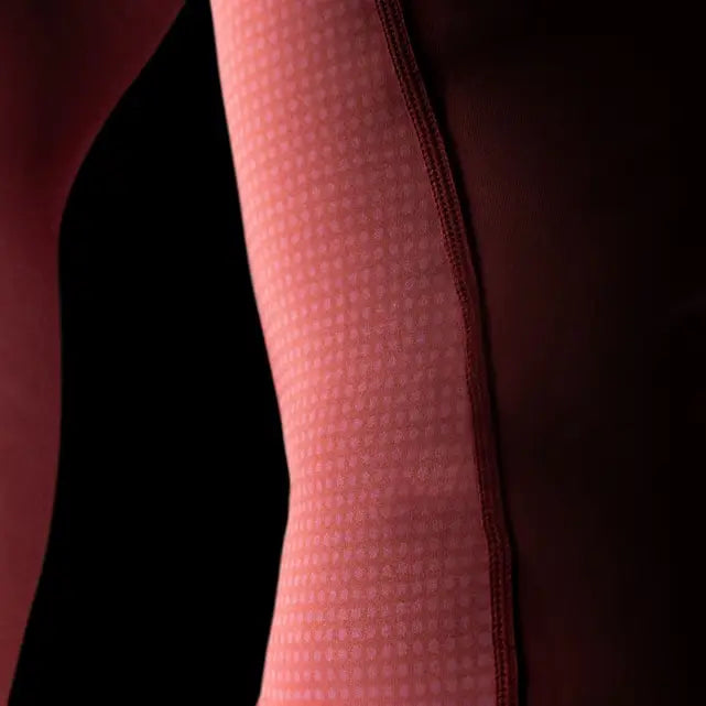 close-up van het zijpand van een rode Hayabusa rashguard met zichtbare stiksels, van taille tot oksel