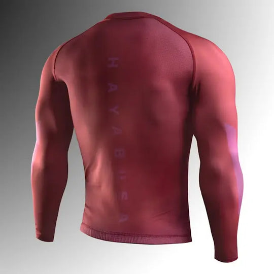 volledige achterkant van een rode Hayabusa rashguard met wazige verticale Hayabusa-letters