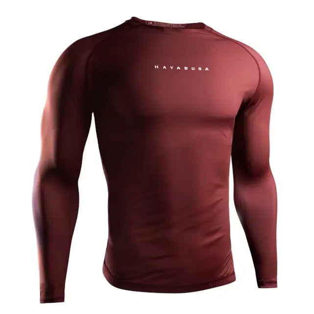 volledige voorkant van een rode Hayabusa rashguard met kleine horizontale Hayabusa-letters op de borst