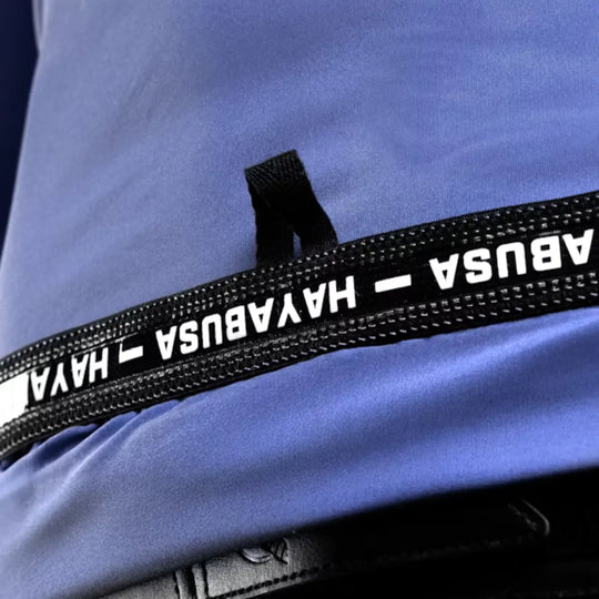 Close-up van de blauwe Hayabusa Core rashguard met zwarte zoom en wit merkdetail


