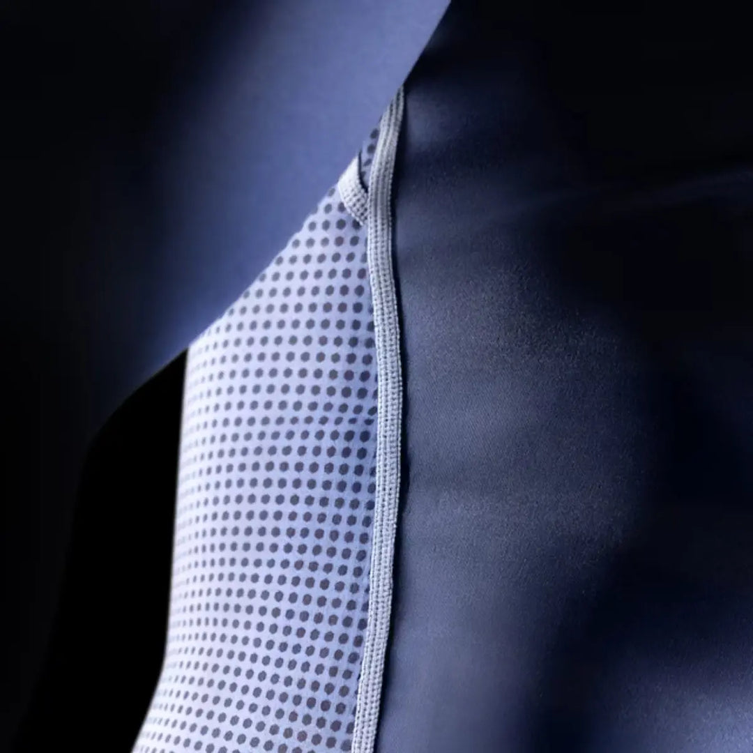 Close-up van de blauwe Hayabusa Core rashguard met ademende meshpanelen en gestikte naden
