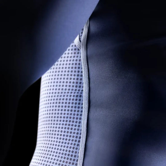 Close-up van de blauwe Hayabusa Core rashguard met ademende meshpanelen en gestikte naden
